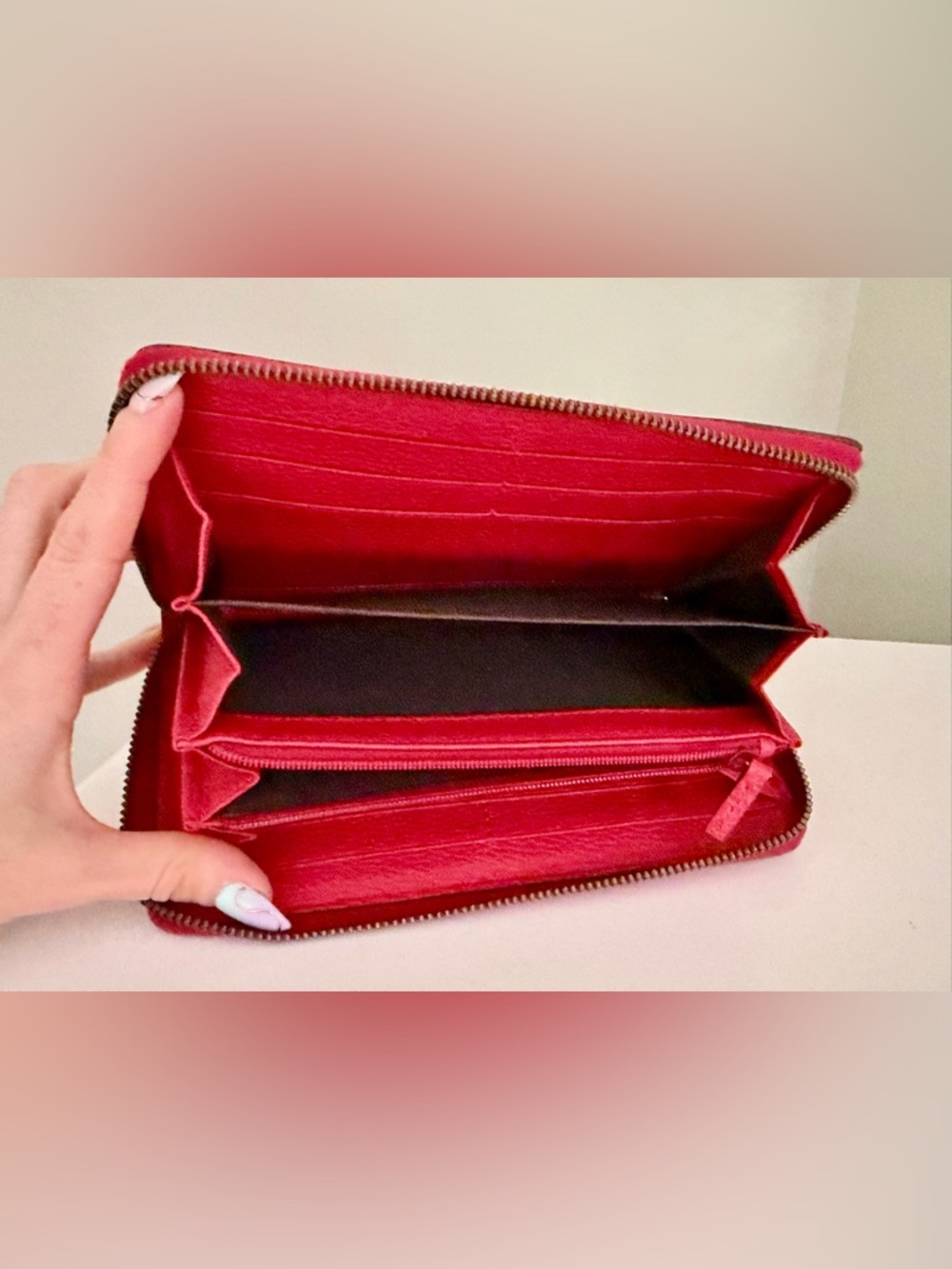 Authentic Gucci Red Leather Zip Wallet with Gold & Green Logo - Picture 8 of 13
